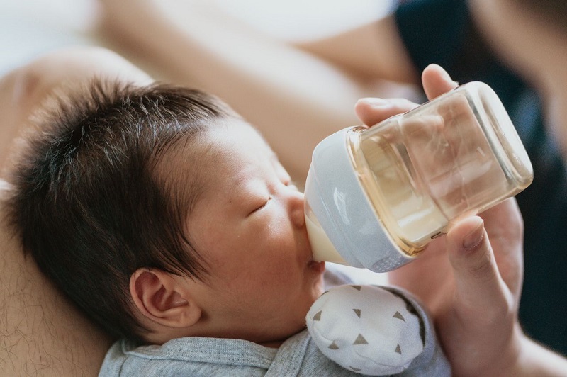 Mẹ cho bé bú sữa và tiệt trùng bình sữa ngay sau đó